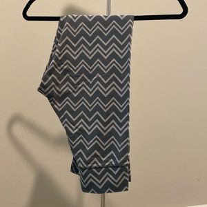 Aerie Grey Chevron Pattern Leggings